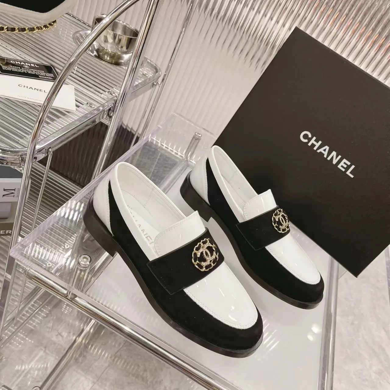 👟👟Ex-factory price 560👟👟Chanel Chanel 22K autumn and winter latest vintage retro double C buckle chain small gold ball loafers Dream Back to Campus series, the same style as the end of the year celebrities, delicate on the feet, invincible and easy to wear, small round toe atmosphere and simplicity, leather upper design, integrated chain with diamond small fragrance logo, very unique.  …………………………………………………… ❶Material: imported first-layer cowhide ➕cow patent leather + sheep leather ❷Lining: sheepskin ❸Feet: sheepskin ❹Outsole: original leather outsole ❺Heel height: 2.5cm ❻Packaging: Original full set of packaging ❼Number: 35-41 (40 41 custom-made, non-returnable) ☀Color: 4 colors